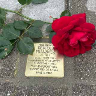 Mit einem Stolperstein wird an den Kriegsdienstverweigerer Reinhold Fränznick erinnert.