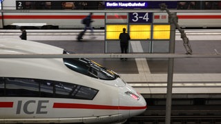 ein ICE-Zug im Hauptbahnhof Berlin
