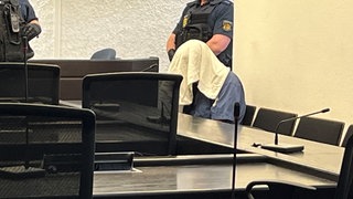 Der angeklagte Tagesvater soll acht Kinder missbraucht haben. Hier sitzt er im Landgericht Stuttgart am Tag des Prozessbeginns.