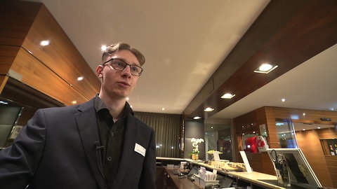 Stephan Rohmann ist Nachtportier und arbeitet im "Schloss Hotel Monrepos" Ludwigsburg.