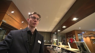 Stephan Rohmann ist Nachtportier und arbeitet im "Schloss Hotel Monrepos" Ludwigsburg.