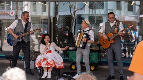 Als Schlager-Band spielen "Ela und die Herzensbrecher" anlässlich des Welt-MS-Tags für Betroffene von Multipler Sklerose. Ela Kirchner singt, ihr Mann Andreas "Buddy" Kirchner spielt Gitarre, Manne Stauss Akkordeon und Hardy Fritsch Bass.