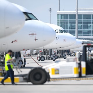 Geparkte Flugzeuge: Wegen einer unklaren Drohnen-Sichtung war der Flughafen in München rund eine Stunde lang gesperrt.