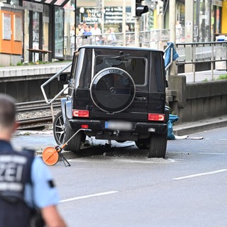 Ein Auto steht an der Stadtbahnhaltestelle Olgaeck in Stuttgart. Eine Fußgängerin starb an den Folgen des Unfalls. Das Urteil ist nun rechtskräftig.