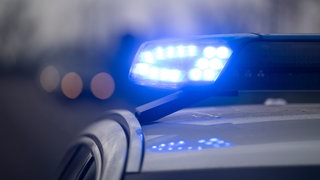 Ein Blaulicht blinkt in der Dunkelheit: Die Polizei stoppte einen Zehnjährigen am Mittwoch bei seiner Fahrt durch Ludwigsburg.