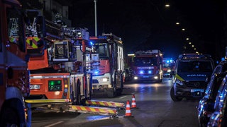 Bei einem Brand in Stuttgart hat es am Samstag womöglich mehrere Verletzte gegeben - darunter ein Kind. Weil der Fluchtweg versperrt war, harrten die Bewohner in den Wohnungen aus (Foto: Süddeutschen Mediengesellschaft).