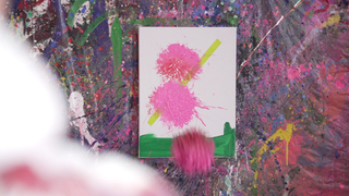 Mit Farbe und Bällen auf die Leinwand schmeißen - "Action Painting" in Stuttgart macht es möglich.