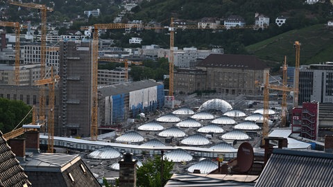 Blick auf die Baustelle des milliardenschweren Bahnprojekts Stuttgart 21 mit dem unter die Erde verlegten Tiefbahnhof: Die Bahn plant nach SWR-Informationen nun mit einer Eröffnung wohl erst 203.