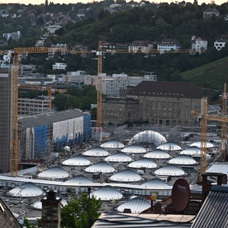Blick auf die Baustelle des milliardenschweren Bahnprojekts Stuttgart 21 mit dem unter die Erde verlegten Tiefbahnhof: Die Bahn plant nach SWR-Informationen nun mit einer Eröffnung wohl erst 203.