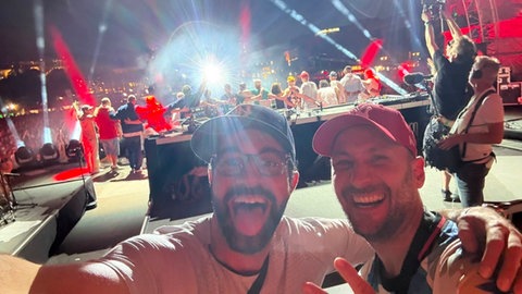 Die Autoren der Doku Jonas Keinert und Steffen König während der Dreharbeiten beim großen Family Jam- Konzert auf dem Stuttgarter Schloßplatz.