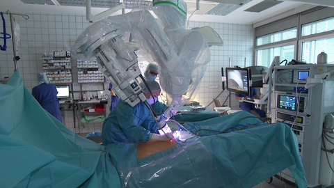 Eine angehende Fachärztin bereitet den "Single Port"-Roboter auf die Prostatektomie vor.