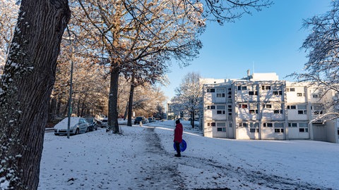 Frau vor Wohnheim