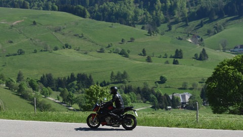 Ein Motorradfahrer aus Weil der Stadt (Kreis Böblingen) wird seit dem 4. Juni vermisst. (Symbolbild)