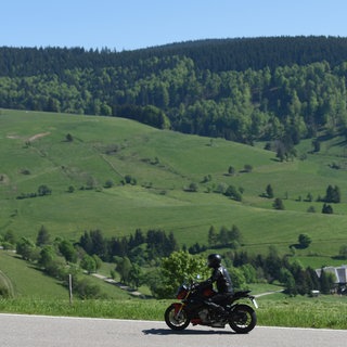 Ein Motorradfahrer aus Weil der Stadt (Kreis Böblingen) wird seit dem 4. Juni vermisst. (Symbolbild)
