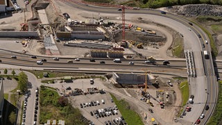 Die A 81 mit der Baustelle für die künftige Brücke über die Autobahn von oben. Zu sehen sind die beiden Widerlager sowie einige der Brückenteile, die am Wochenende eingehoben werden.