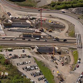 Die A 81 mit der Baustelle für die künftige Brücke über die Autobahn von oben. Zu sehen sind die beiden Widerlager sowie einige der Brückenteile, die am Wochenende eingehoben werden.