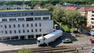 Ein Lkw ist an einer Hauswand hängengeblieben und versperrt die Neckarstraße in Stuttgart. (Archivbild)