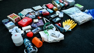 Ein Notfallpaket: Was man so für den Krisenfall haben sollte. (Archivbild)
