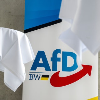 Aufsteller mit dem Logo der AfD Baden-Württemberg bei einer Veranstaltung der Partei.