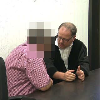 Der Angeklagte und sein Anwalt im Saal am Landgericht Stuttgart.