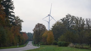 Die beiden Windräder auf dem Schurwald über dem Ort Baiereck stehen wegen Brummtönen in der Kritik. Der Betreiber schaltet deshalb nun den Windpark Königseiche bei Nacht ab.