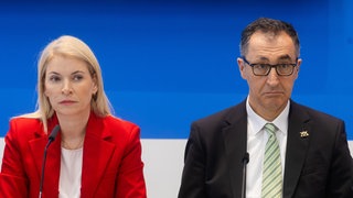 Bahnchefin Evelyn Palla und der baden-württembergische Ministerpräsident Cem Özdemir (Grüne) auf einer Pressekonferenz über die Zukunft des Bahn-Projekts Stuttgart 21.