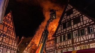 Die Feuerwehr löscht einen Brand in zwei Fachwerkhäusern auf dem Marktplatz in Leonberg. Bei dem Brand ist laut Polizei ein Schaden von einer Million Euro entstanden.