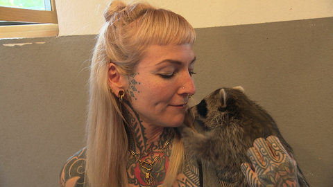 Waschbären-Halterin Sandra Berger mit einem Waschbärbaby. 