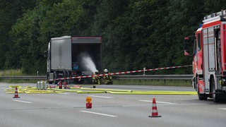 Auf der A8 zwischen der Raststätte Sindelfinger Wald und dem Kreuz Stuttgart ist ein Gefahrguttransporter wegen eines Lecks stehen geblieben. Im Laderaum ist eine brennbare Flüssigkeit ausgelaufen. Die Feuerwehr kühlt die Ladung.