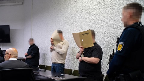 Drei Angeklagte stehen vor dem Stuttgarter Landgericht