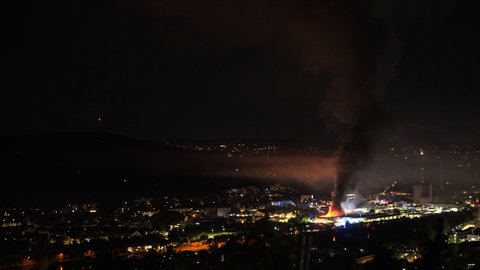 Über dem Großmarkt in Stuttgart-Wangen steigen Flammen und eine große Rauchsäule auf.