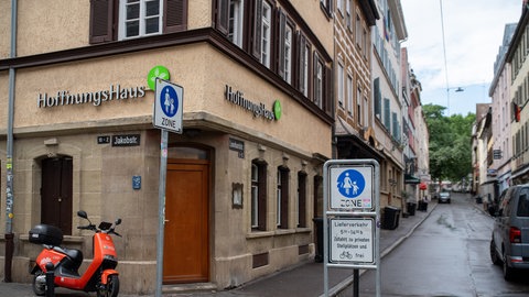 Das Hoffnungshaus ist in der Stuttgarter Leonhardstraße - viele Zuhälter, Bordellbesitzer und Freier gehen in der Straße ein und aus.