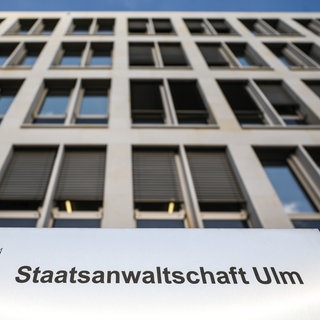 Die Staatsanwaltschaft Ulm hat Anklage gegen einen heute 70-jährigen Mann aus Schwendi (Kreis Biberach) erhoben, der in Deggingen (Kreis Göppingen) eine Frau vergewaltigt und getötet haben soll. 