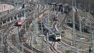 Man sieht das Gleisvorfeld des Stuttgarter Hauptbahnhofs mit drei Zügen.