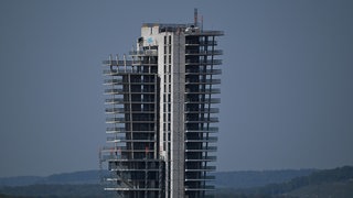 Blick auf den unvollendeten Schwabenlandtower in Fellbacher (Rems-Murr-Kreis) - das Strafverfahren gegen zwei Investoren wurde nun eingestellt. (Archivbild)