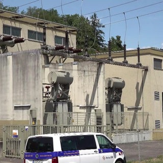 Nach einem Stromausfall am Sonntag sollte die Anlage am Montag wieder auf Volllast hochgefahren werden. Das führte in einem Umspannwerk zu einer Verpuffung und dadurch erneut zu einem Stromausfall.