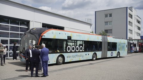 Ein neuer Oberleitungsbus wird durch den Esslinger Oberbürgermeister Matthias Klopfer eingeweiht.