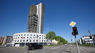 Der Schwabenlandtower in Fellbach liegt direkt an der Ausfallstraße Richtung Waiblingen. Der Wohnkranz ringsum ist seit Jahren bewohnt. Was aus der Bauruine dahinter wird, ist weiter unklar.
