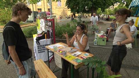 Street Worker in der Stuttgarter Innenstadt im Gespräch mit jungen Menschen.