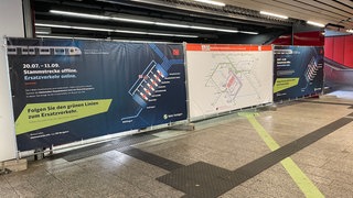Stammstreckensperrung: Wo es normalerweise am Hauptbahnhof zu den S-Bahnen geht, hängt ein Banner mit Informationen