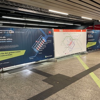 Stammstreckensperrung: Wo es normalerweise am Hauptbahnhof zu den S-Bahnen geht, hängt ein Banner mit Informationen