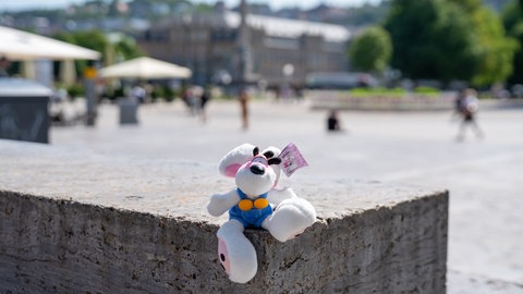 Eine Diddl-Maus sitzt auf einem Stein auf dem Stuttgarter Schlossplatz.