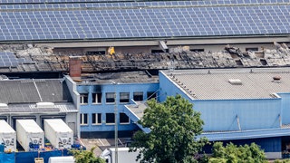 Bei einem Großbrand auf dem Stuttgarter Großmarkt sind Anfang Juli zwei Hallen ausgebrannt. (Archivbild)
