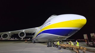 Das große Frachtflugzeug Antonov steht auf dem Stuttgarter Flughafen.