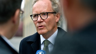 Der Stuttgarter Anwalt Eckart Seith wird interviewt. Er muss sich in der Schweiz erneut wegen Wirtschaftsspionage vor Gericht behaupten.