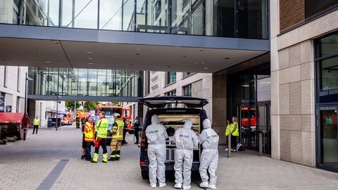 Beamte der Spurensicherung stehen bei einem größeren Polizeieinsatz vor dem Einkaufszentrum Milaneo in der Stuttgarter Innenstadt. 