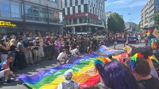 Menschen beim CSD Stuttgart 2026