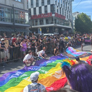 Menschen beim CSD Stuttgart 2026