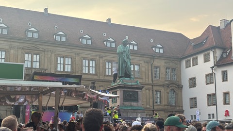 Beim CSD Stuttgart 2026 ist ein Mann auf das Schillerdenkmal am Alten Schlossplatz geklettert.