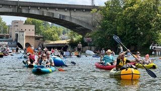 Demonstrierende mit Stand-Up-Paddles und Kanus auf dem Neckar in Stuttgart. Sie setzen sich für ein Ende des Badeverbots ein.